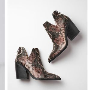 Gigietta Bootie- Vince Camuto